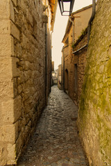 Une ruelle étroite à Montflanquin village du département du Lot et Garonne un des plus beau village de France