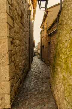 Une ruelle &eacute;troite &agrave; Montflanquin village du d&eacute;partement du Lot et Garonne un des plus beau village de France