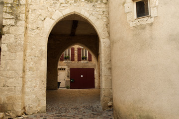 Un passage menant à une arrière cour à Montflanquin village du département du Lot et Garonne un des plus beau village de France