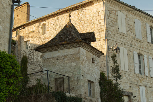 Sur le boulevard ext&eacute;rieur un pigeonnier &agrave; Montflanquin village du d&eacute;partement du Lot et Garonne un des plus beau village de France