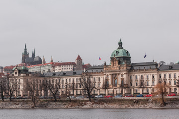 Fototapeta na wymiar view of the river and buildings of Prague