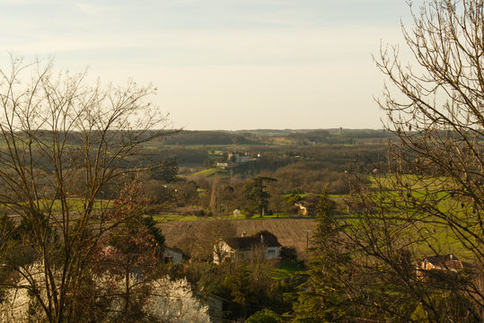 Montflanquin village du d&eacute;partement du Lot et Garonne un des plus beau village de France et au loin un ch&acirc;teau en Dordogne