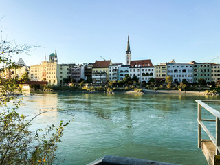 Obraz premium View towards historic city Wasserburg above the Inn river