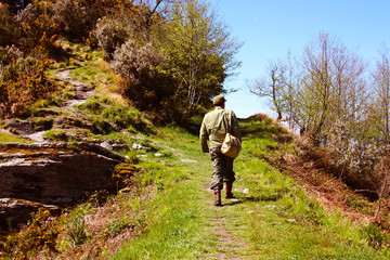Naklejka premium American soldiers fight at the front climbing the steep green wild mountains of the Apuan Alps along the Gothic Line in camouflage uniform in the steep forest