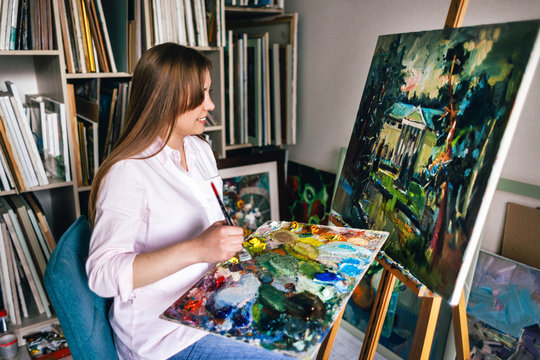 Girl artist paints a picture of oil