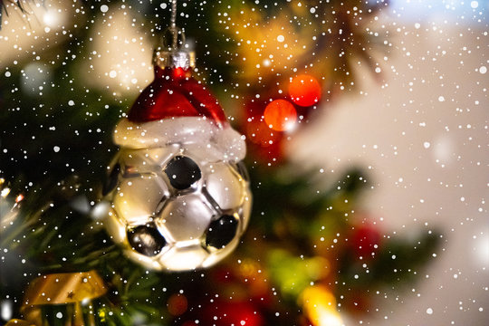 Weihnachtsbaum Baumkugel Fußball Weihnachten christmas soccer ball
