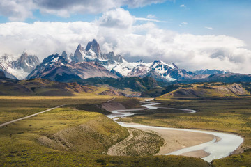 Luftaufnahme des Mount Fitz Roy und des Flusses Las Vueltas in El Chalten, Patagonien, Argentinien, Südamerika