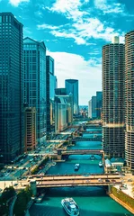 Photo sur Plexiglas Chicago Rivière Chicago avec bateaux et circulation dans le centre-ville de Chicago