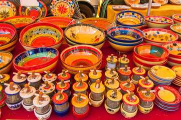 Buntes Keramikgeschirr