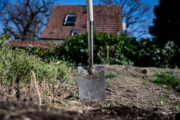 Gartenboden wird mit einem Spaten umgegraben