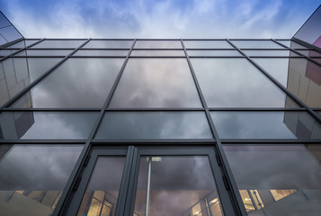 bâtiment de bureaux en verre avec réflexions