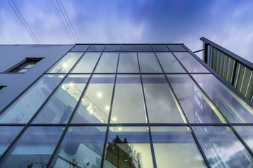 bâtiment de bureaux en verre avec réflexions