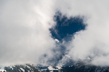 Sörenberg im Emmental Schweiz. Schneelandschaft mit Wolken und Berge.