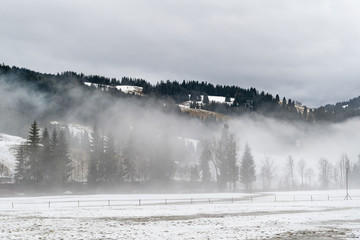 Landschaft im Nebel. Schangnau Emmental in der Schweiz.