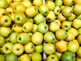 boxes of yellow apples in the market