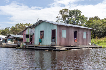 Fototapeta na wymiar floating house in the amazon river