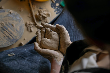 Obraz premium The master works behind the potter's wheel