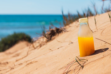 zumo de naranja para beber en la playa