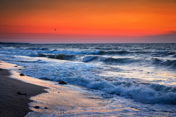 Obraz premium Sea waves and Beautiful dawn sunrise at sea. Seascape.