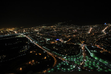 Fototapeta na wymiar rozświetlone ulice miasta teheran nocą w widoku z lotu ptaka