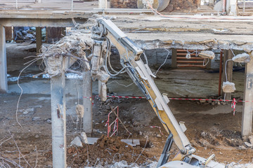 Démolition de bâtiment en béton métal