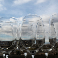 Vasos de cristal con el cielo al fondo