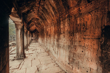 Obraz premium Ancient corridor of 10th century temple, Cambodia. Historical place in Angkor. UNESCO world heritage site
