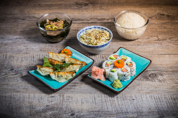pats japonais de sashimi sushis yakitori maki gyoza