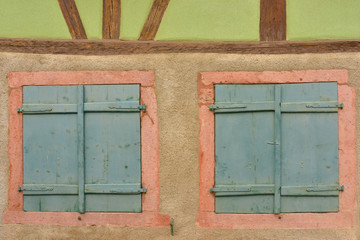 Paire de volets fermés sur mur à colombage colorés à Wintzenheim (68920) en Alsace, département du Haut-Rhin en région Grand-Est, France