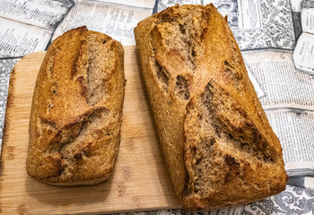 Pan de masa madre de Centeno hecho en casa en molde de horno
