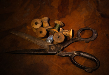 Hand tools as needle, scissor and shuttles.