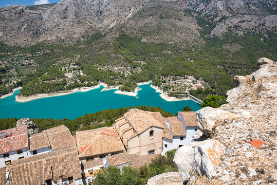 embassament de guadalest t&uuml;rkis wie in der karibik vom castell guadalest aus gesehen alicante spanien, the embassement de guadalest seems like in the caribbean, castell province alacant spain	