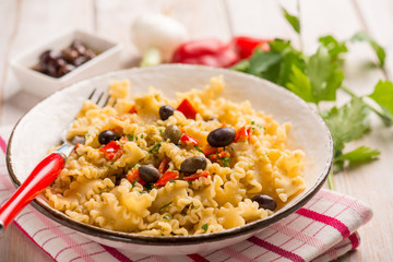 mafalde pasta with capsicum black olives and onions