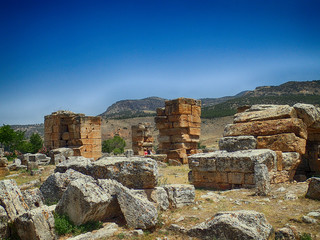 Fototapeta na wymiar old ruins of the Roman spa city of Hierapolis on the site of the current poison on a warm summer sunny day