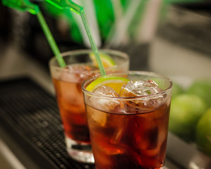 Coquetel cuba libre com limão