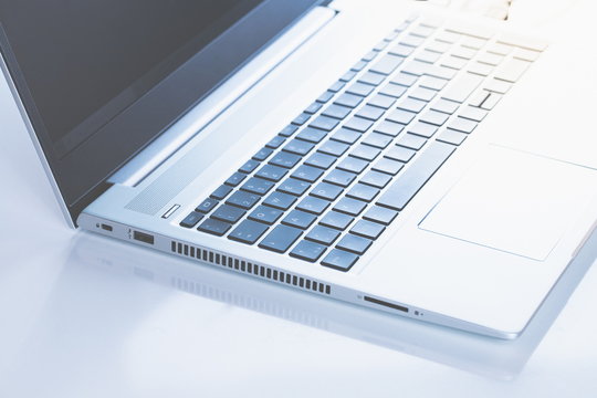 Home Office - PC, Bluse, Handy und Sprachassistent, arbeiten Zuhause. 