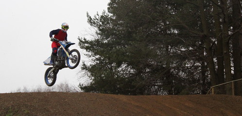 Obraz premium Gara di moto da cross - salti, divertimento e rischio