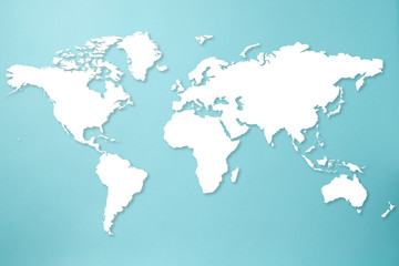 水色背景に白で書かれた世界地図
