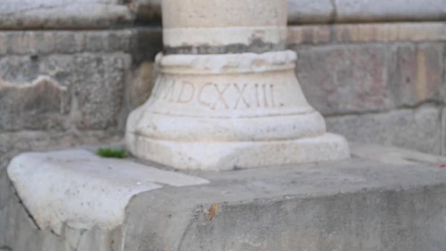 Colonna esterna della Cattedrale Sant'Andrea di Venosa in Basilicata