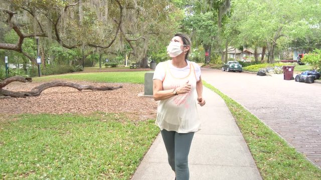 413 Woman running with a face mask