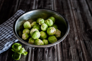 Choux de Bruxelles en cours de préparation en cuisine