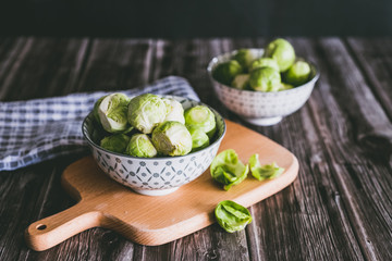 Choux de Bruxelles dans un bol en céramique, cuisiner 