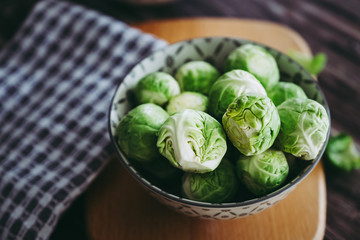 Choux de Bruxelles dans un bol en céramique, préparation de choux de Bruxelles en cuisine