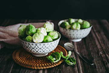 Choux de Bruxelles dans un bol en céramique, cuisiner 