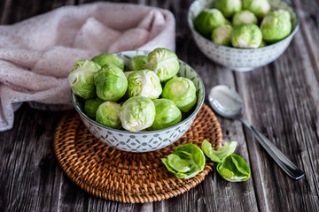 Choux de Bruxelles dans un bol en céramique, cuisiner 