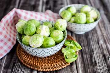 Choux de Bruxelles dans un bol en céramique, préparation de choux de Bruxelles en cuisine