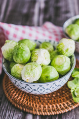 Choux de Bruxelles dans un bol en céramique, cuisiner 