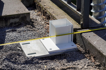 Vermessung, Pfosten, Aluminium, Massband, Tiefbau, Handwerkerhände, Bauarbeiter mit Wasserwaage