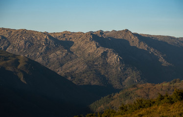 Montanhas ao pôr do sol com céu azul
