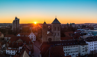 Sonnenaufgang über dem Dom St. Peter in Osnabrück